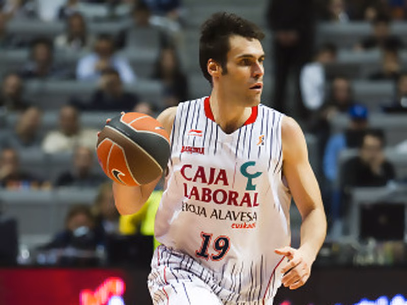 Fernando San Emeterio seguirá en Vitoria hasta junio de 2015