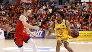 El Herbalife Gran Canaria toma aire en Manresa (74-75)