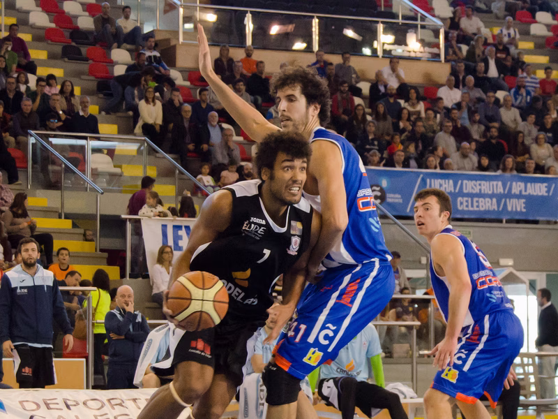Sin invictos en LEB Oro. Triplazo de Jaka Lakovic para ganarle el derbi al Prat