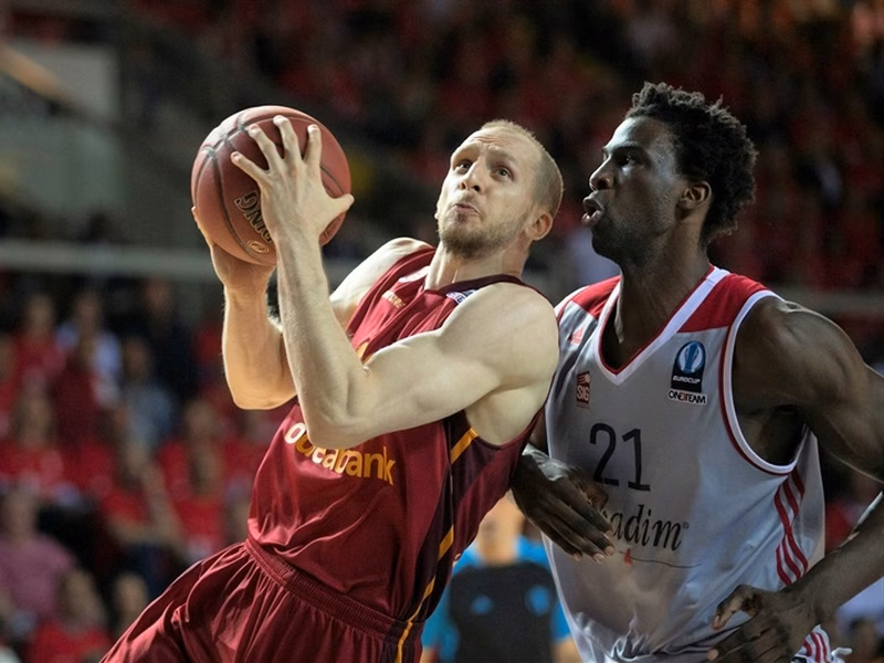 Strasbourg viajará a Estambul con una renta de cuatro puntos (66-62)