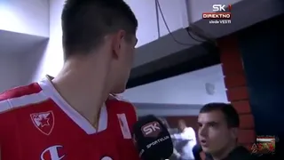 Vujosevic, coach de Partizan, a tortas con un ultra de Estrella Roja delante de la TV