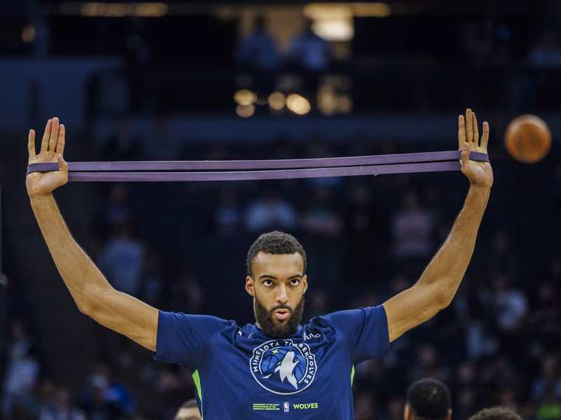 ¡Vergüenza en Wolves! Puñetazo de Rudy Gobert a su propio compañero (Vídeo)