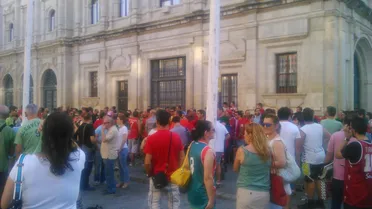 Sevilla se manifiesta para salvar su equipo