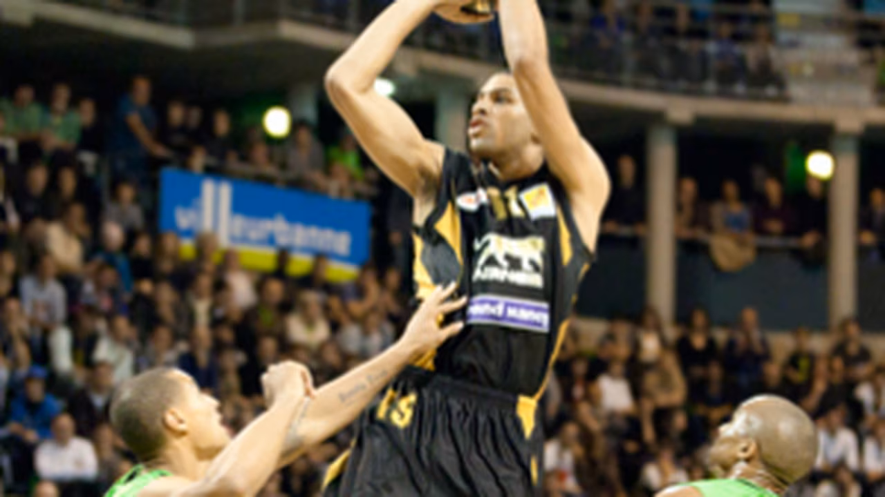 Liga francesa LNB ProA (J5): Batum se lleva el enfrentamiento ante Parker y Turiaf, que debuta con ASVEL; Jean- Luc Monschau denuncia los arbitrajes favorables a Tony Parker, y Alain Weisz explota