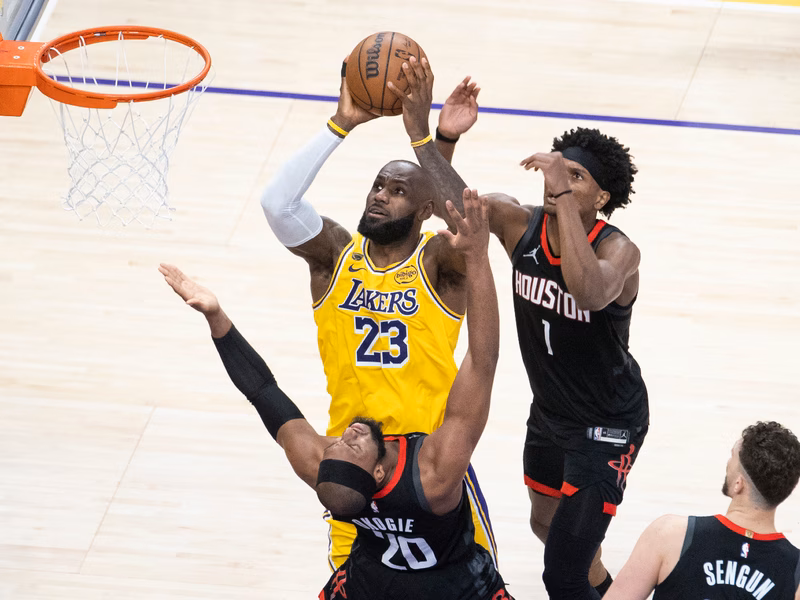 Playoffs NBA: los Lakers superan a los Rockets en el Juego 1 con un héroe inesperado
