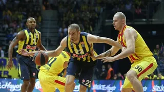 Oleson pone la cordura en la locura turca del Ülker Sports Arena (78-80)