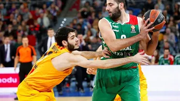 El Baskonia cumple y acaricia los Play Offs ante un Barça que remontó 13 puntos en el Q4