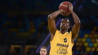 Mouhamed Barro al Oviedo. Cáceres firma a Ziggy Riauka