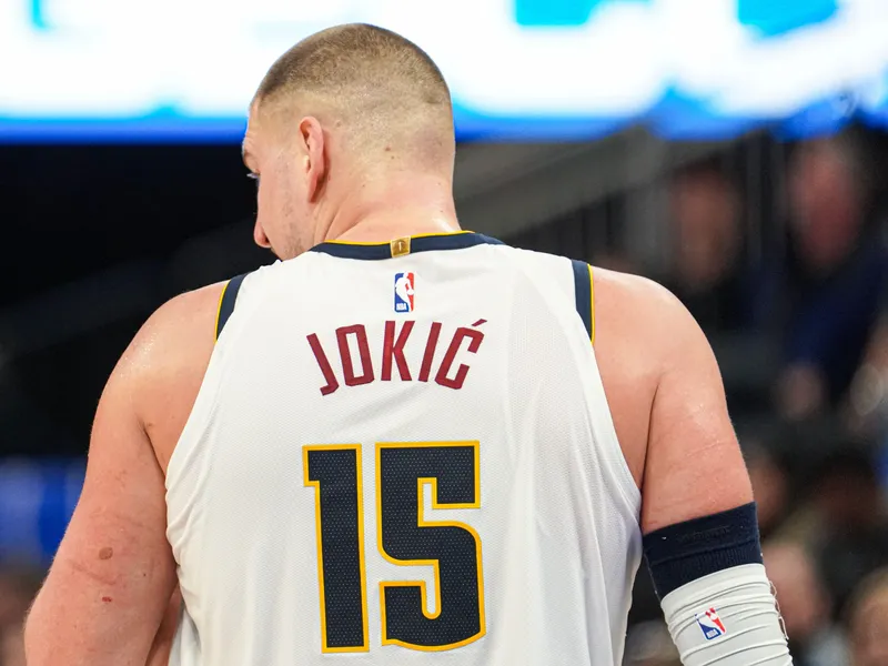 Nikola Jokic ve triple desde el primer partido de los playoffs
