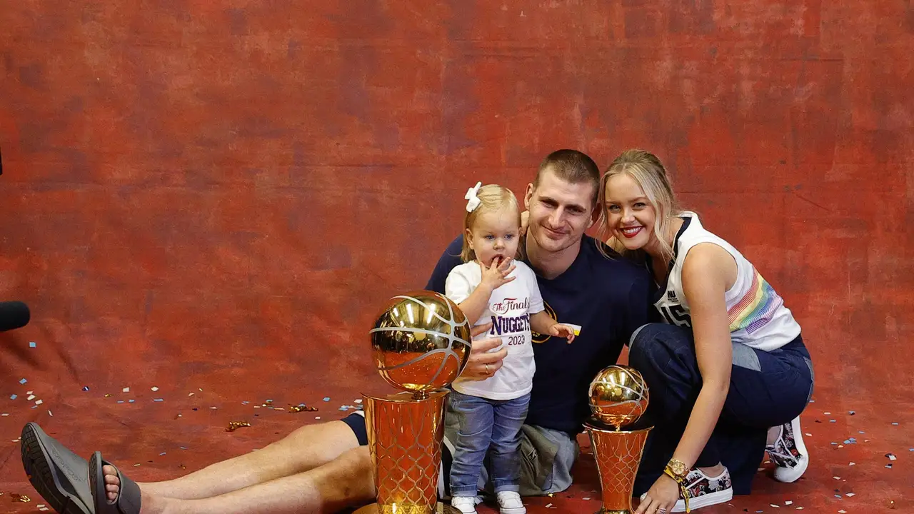 Jokic no pierde balones, ¡pero sí sus propios anillos de boda!