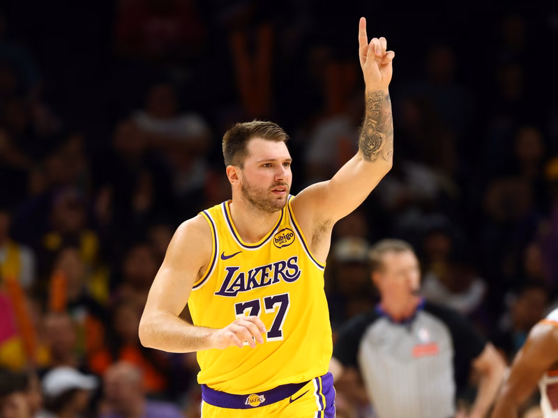 ¡Con otro partido colosal de Luka Doncic (60 puntos), los Los Angles Lakers ganan en Miami!