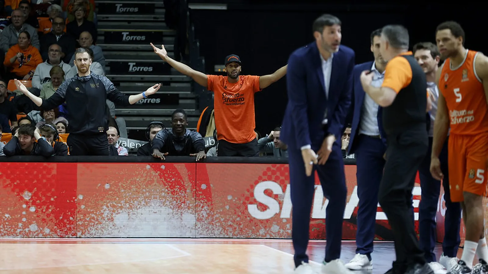 Olympiacos y una maldición ‘taronja’: Expulsión, carencias y posible lesión grave