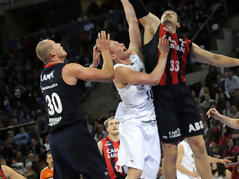 Caja Laboral disfruta de su victoria más cómoda y hunde a Unicaja (90-68)