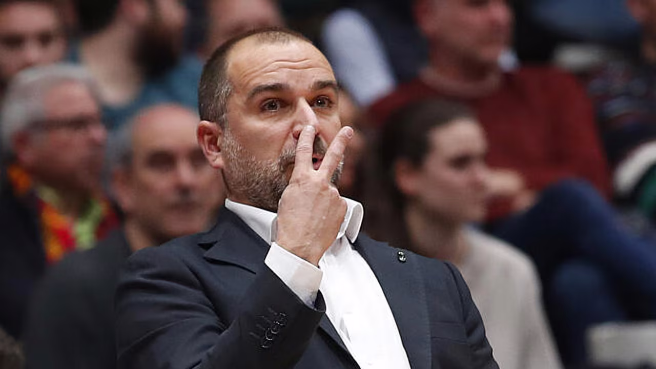 Crisis en la Penya, la última derrota “levanta la alfombra verdinegra”