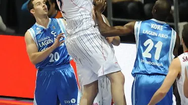 Caja Laboral vence un derby loco con parciales descomunales (79-70)