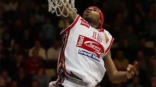 Tariq Kirksay: ¿Quién dijo que rebotear era cosa de pívots?