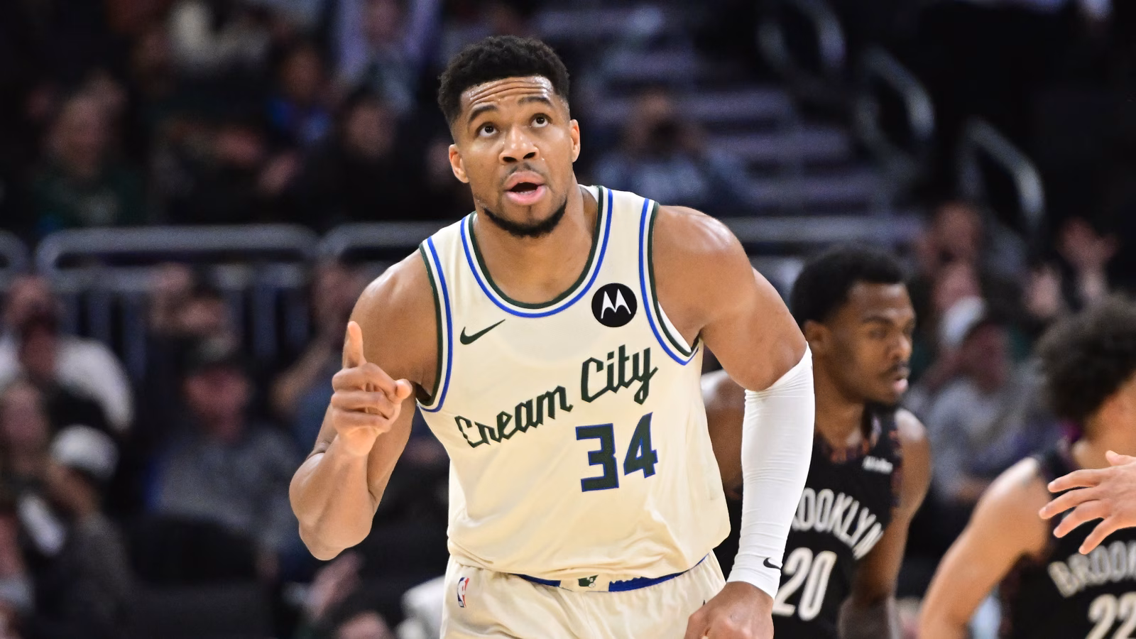 Dos equipos en primera línea por Giannis Antetokounmpo