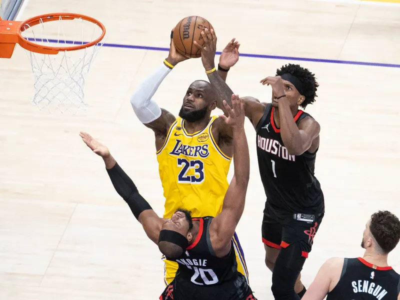 Playoffs NBA: los Lakers superan a los Rockets en el Juego 1 con un héroe inesperado