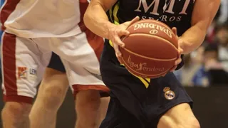 Carroll fulmina a Blusens y el miudiño despide una temporada histórica (58-74)