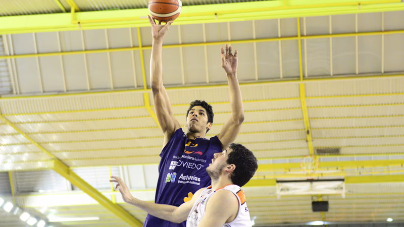 Oviedo, a un triunfo de jugar la Copa como anfitrión. Paso atrás de Palencia y GBC