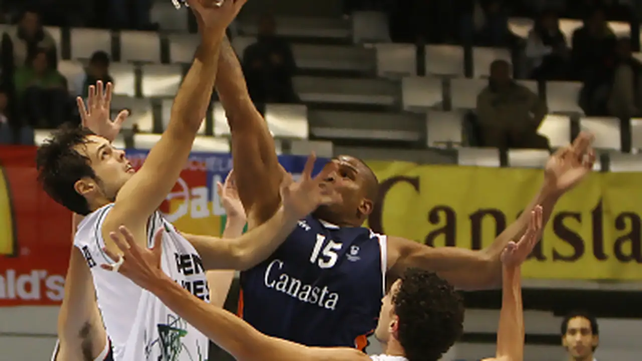 La plantilla del Canasta Jerez cuenta su dura realidad diaria (“La pesadilla del Canasta Unibasket Jerez 2008-2009”)
