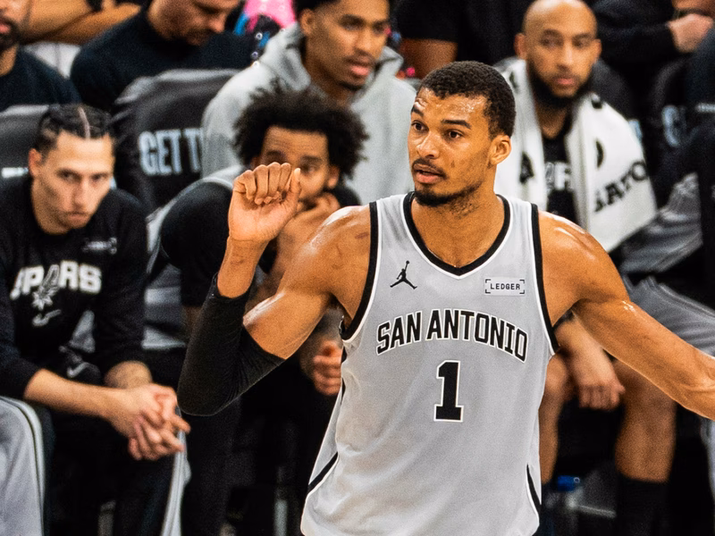 ¡En el último segundo, Victor Wembanyama atraca a los Suns y manda a los Spurs a los playoffs!
