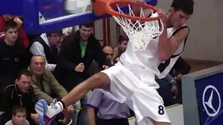 El joven serbio Marko Keselj firma con el Akasvayu