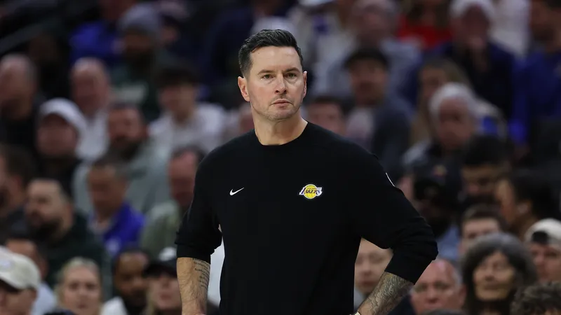 ¿Quién sale? Nueva incorporación obliga a Lakers a dejar libre a un jugador