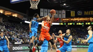 Van Rossom hace al Valencia Basket mejor primero de la Eurocup (73-99)