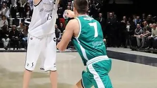Lega (J14): Montepaschi pierde ante Scavolini y Emporio Armani le birla el liderato; Viktor Sanikidze sigue arrasando y el NBA Douglas-Roberts, desesperando; Djedovic vuelve a jugar bien en Roma