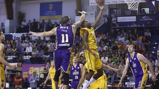 Chamberlain Oguchi debuta viendo clasificarse séptimo a su equipo (78-62)