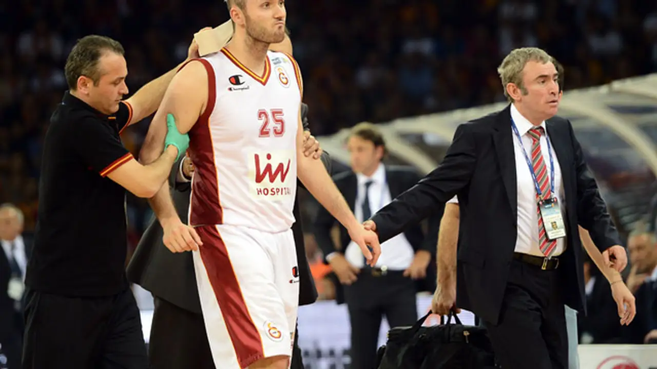 Un triple de Arslan deja a Galatasaray a un paso del título. Macvan da el susto