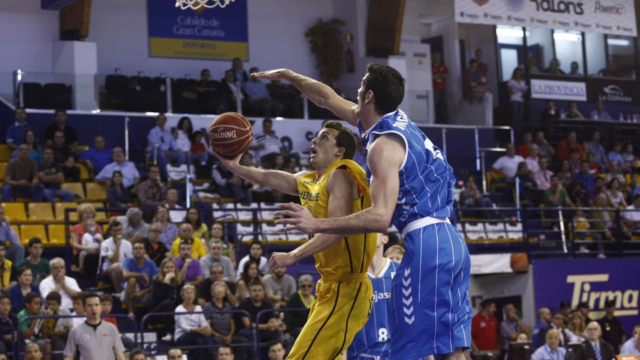 El Herbalife Gran Canaria vuelve a sonreír derrotando al Cajasol (66-49)