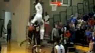 La cabeza muy por encima del aro… otro candidato al mate del año