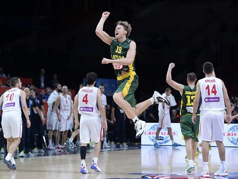Valanciunas y Kuzminskas ayudan a Lituania a derrotar a la todopoderosa Serbia (64-67)