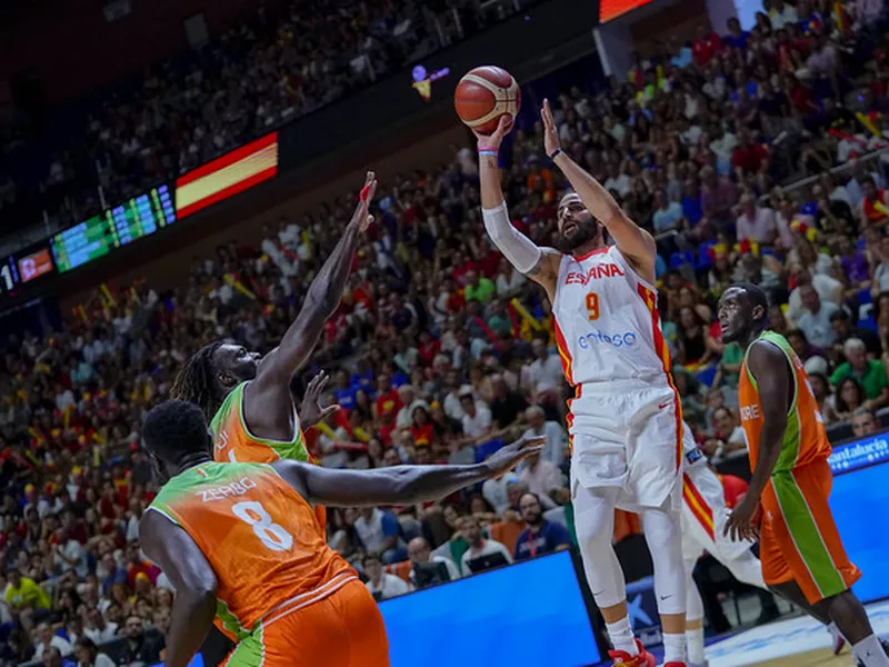 Ricky acompaña a los hermanos Hernangómez en la segunda victoria de España (79-62)