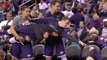 Estas son todas las celebraciones del banquillo más famoso de la NCAA: Monmouth (VIDEO)