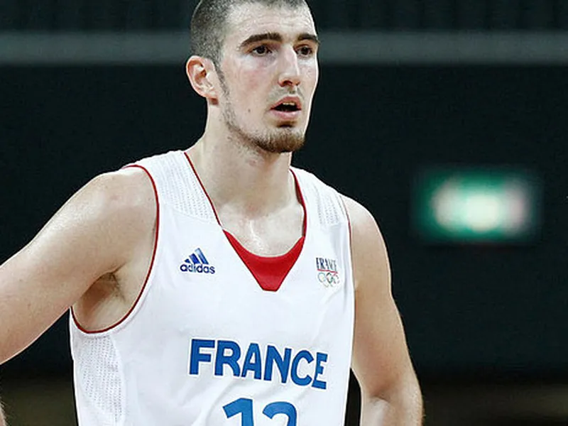 Nando de Colo también se cae de la Copa del Mundo de España