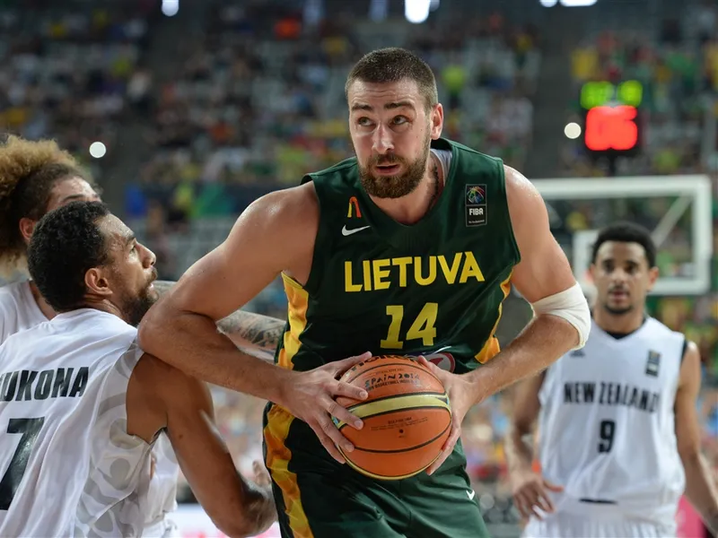 Va de lesiones: Valanciunas y Marcus Smart, out