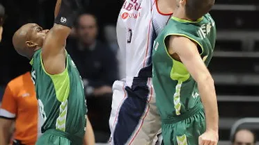 Unicaja pierde el tren de la copa en Vitoria. Aíto: Para dar este nivel, mejor ni estar