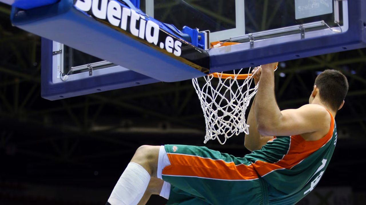 Baloncesto Sevilla revive estrenando entrenador y motivación a costa del Valencia Basket (79-72)