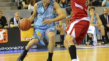 Suárez domina y Oliver remata al Granada en el duelo entre hermanos Jasen