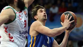 Shved y Augustine acaban con la resistencia baskonista (76-68)