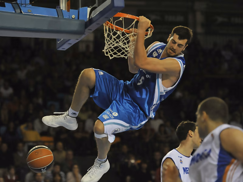 El aro como una piscina: el imposible acierto de Lagun Aro GBC puede con el rebote ofensivo de Menorca Basquet (87-96)