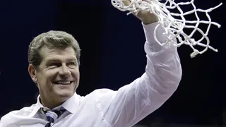 Geno Auriemma suena en NBA. Él bromea con los rumores