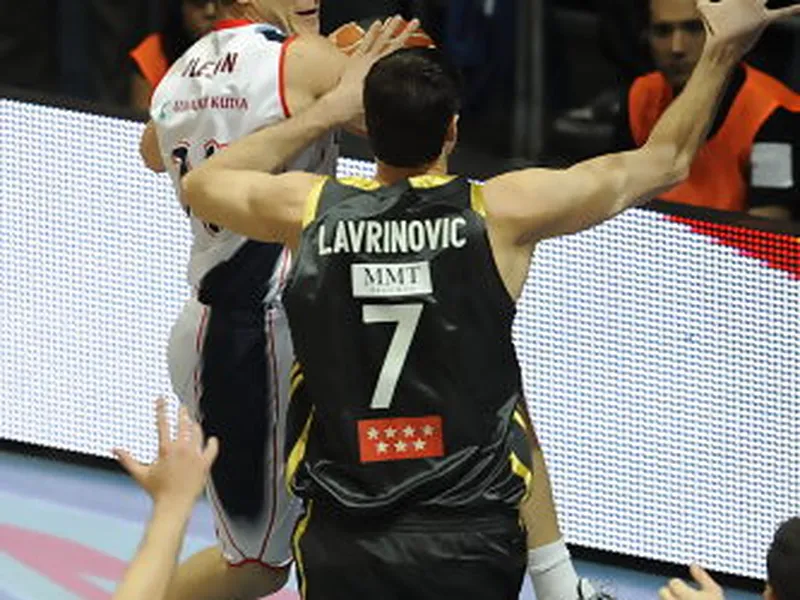 Caja Laboral amarra el factor cancha en una dura batalla que pudo decidir Bullock (62-60)