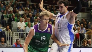 Un tercer cuarto perfecto mantiene invicto a Unicaja ante Sassari (80-62)
