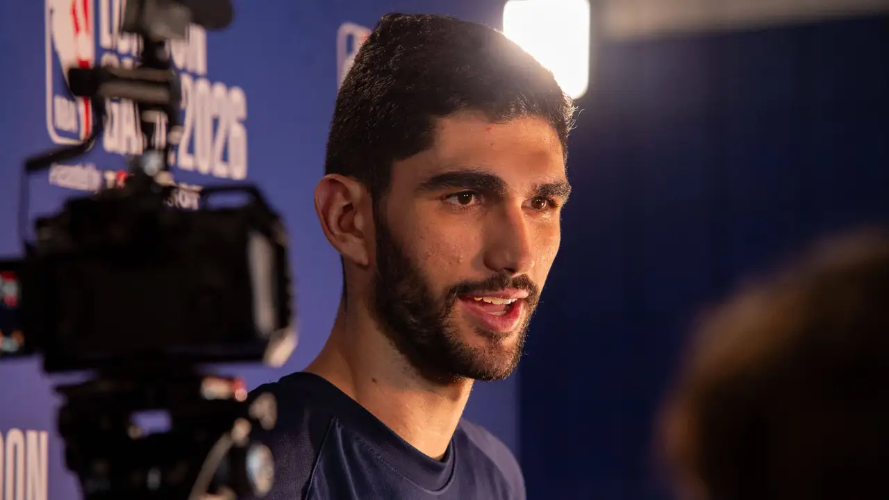 Santi Aldama comienza con cautela su aventura con los Mavericks