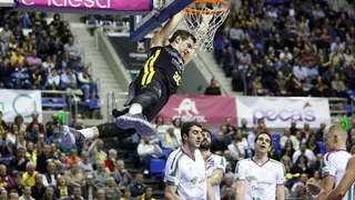El Iberostar se mete de lleno en la lucha por la Copa tras vencer a un intermitente Unicaja