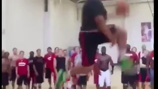 Football o Baloncesto: desde Wisconsin, a Joe Schobert le da igual (VIDEO)